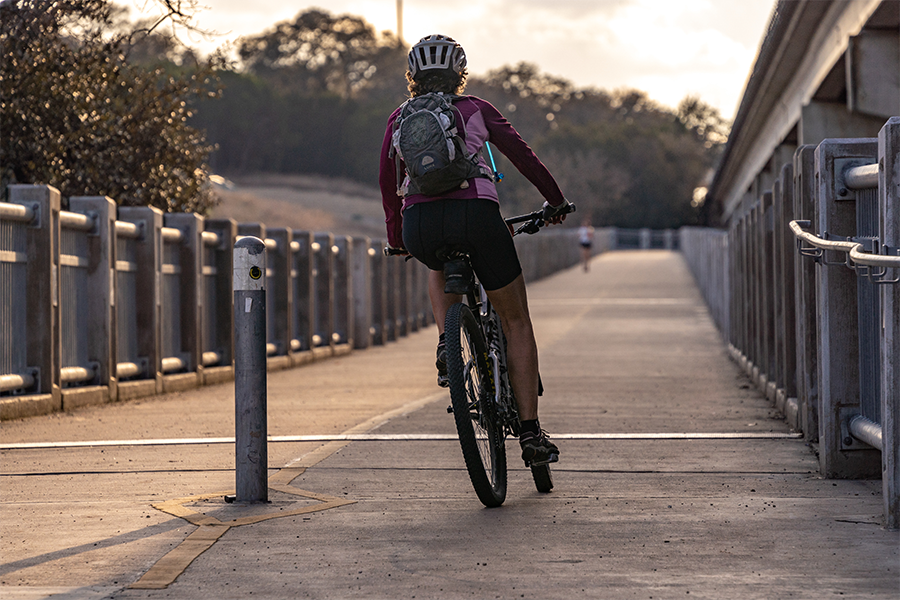 bicycle pulls onto pedestrian bridge TowLaH_112