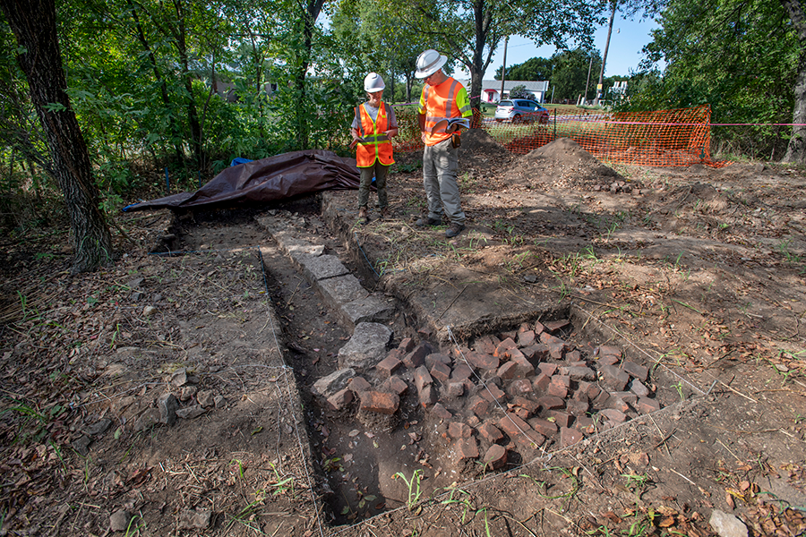 Arqueólogo en el sitio de excavación