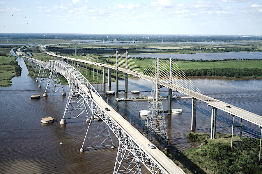 El Puente Rainbow y el Puente Conmemorativo de los Veteranos en Port Arthur, distrito de Beaumont. Foto tomada con dron Skydio X10 por Sergio Roman o Casey Hogg, con la guía de composición de Jen Reel.   Tomada el 6 de junio de 2024.