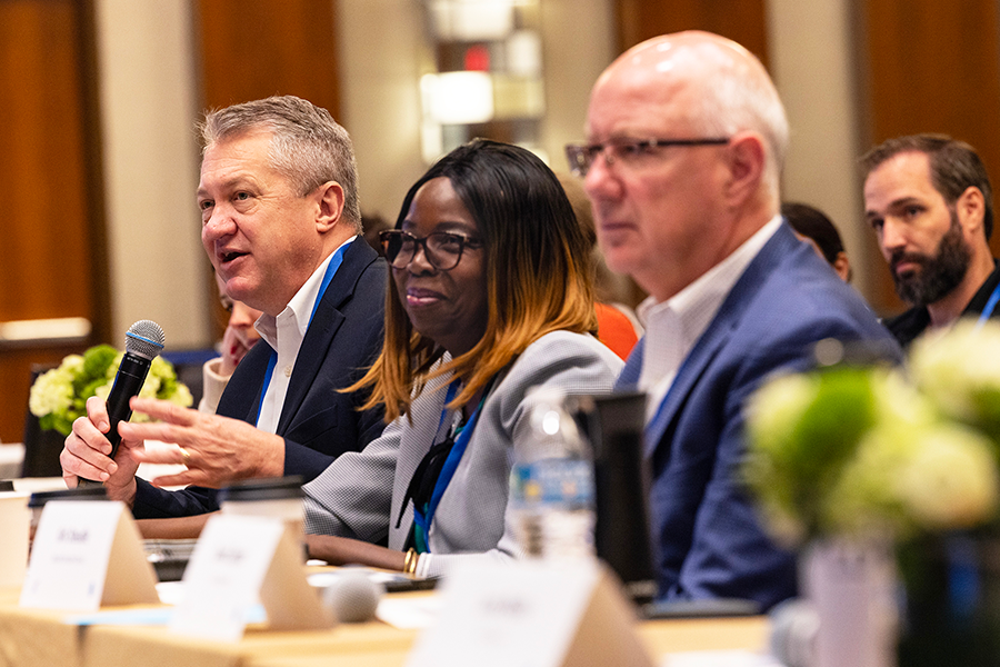 El Director de Estrategia e Innovación Darran Anderson, la Directora de Planificación y Programas Modales Caroline Mays, Kirk Steudle de Steudle Executive Group y David Zipper de MIT Mobility Initiative forman parte del jurado de expertos de los premios S.T.A.R. (Smart Transportation & Advanced Roadway) en la conferencia Innovation Invitational, organizada por TxDOT STR y el UT Center for Transportation Research (CTR).  en el Grand Hyatt River Walk de San Antonio.