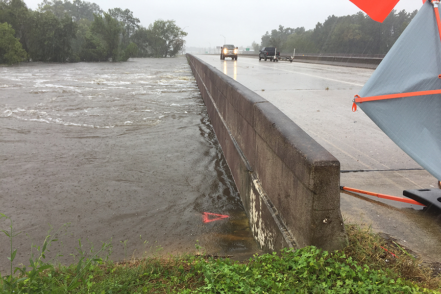 Tráfico ligero en un puente durante una inundación.
