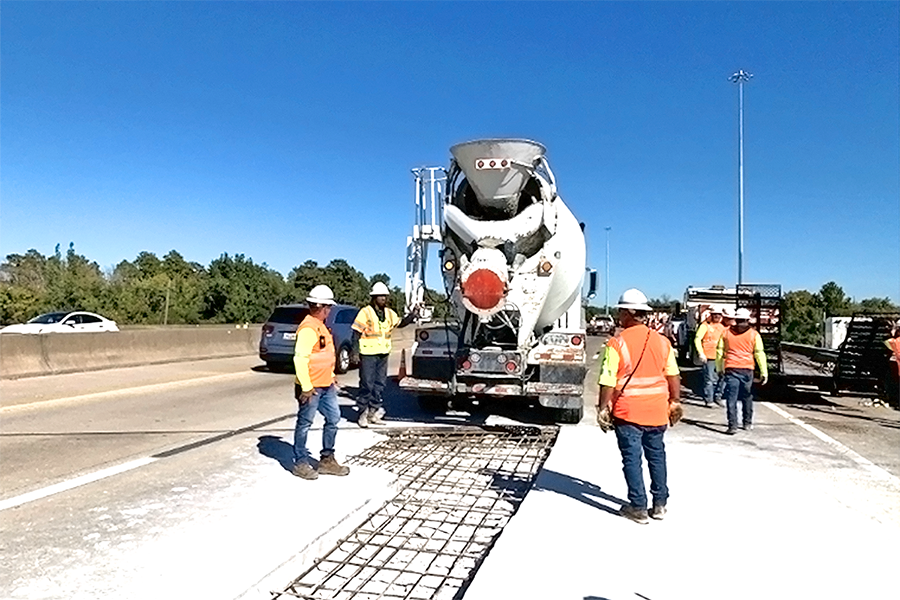 Un equipo de mantenimiento realiza reparaciones en un puente. 