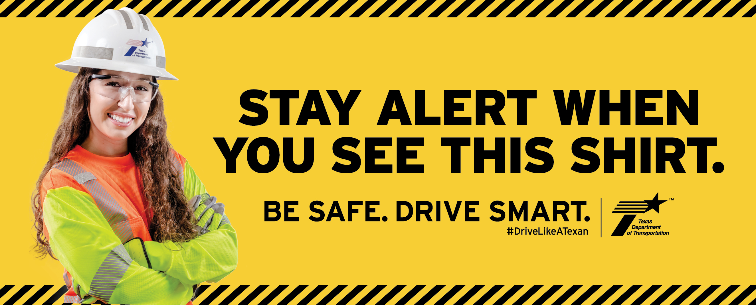 Trabajador sonriente de TxDOT con chaleco de seguridad. "Estate alerta cuando veas esta camiseta."