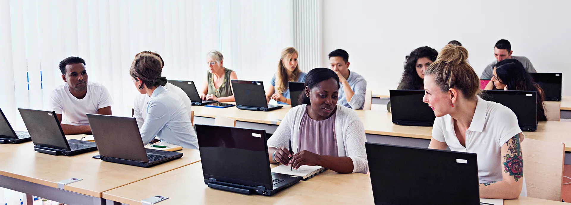 Grupo en formación con portátiles