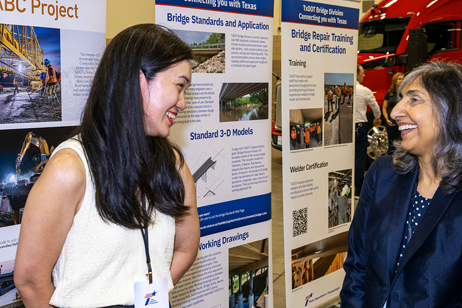 Participantes en la exposición tecnológica y sesión de pósteres en el Texas Innovation Invitational 2025 en Fort Worth, Texas, los días 16 y 18 de junio.