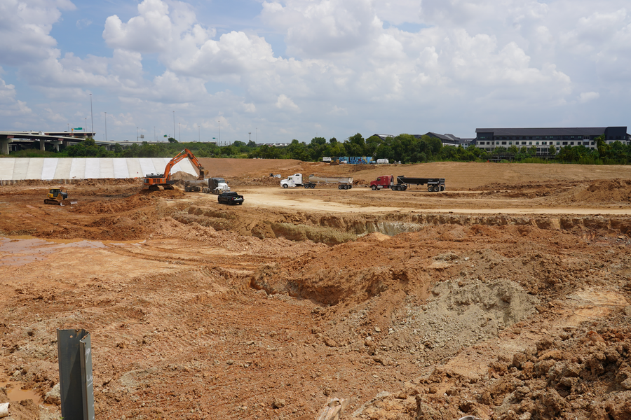Crews shape large detention pond between Runnels Street and Buffalo Bayou